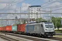 Lok 187 008-8 durchfährt den Bahnhof Pratteln. Die Aufnahme stammt vom 15.07.2016.