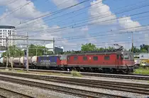 Re 10/10, mit den Loks 11667 und 420 346-9, durchfahren den Bahnhof Pratteln. Die Aufnahme stammt vom 15.07.2016.