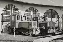 Zwei Werkslokomotiven im ehemaligen Bahnbetriebswerk Selb. Das Gelände gehört heute dem Modell- und Eisenbahnclub Selb-Rehau e.V. Der Verein hat sich der Erhaltung regionaler Eisenbahnfahrzeuge verschrieben. 21.05.2016
Analogfoto auf Ilford XP2 (400 ASA), Nikon F801, 50mm, f5,6, 1/500
