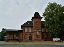 Auf den Weg nach Zossen fiel mir dieses Bahnhofsgebäude ins Auge. Hierbei handelt es sich um ein Museum mit Draisinenstrecke und Übernachtungen in Waggons. DIe Strecke ist seit 1974 stillgelegt.

Mittenwalde Ost 20.07.2016