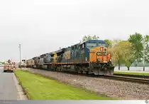 Drei Lokomotiven der CSX passieren am 11. Mai 2016 mit einem gemischten Güterzug die am Mississippi gelegene Ortschaft Cassville in Wisconsin. Angeführt wurde das Trio von Lok 5395 (GE ES44DC).