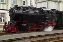 99 6001 am Vormittag des 18.10.2015 auf Gleis 1 im Bahnhof Elend. Am Haken hat sie einen Sonderzug der IG HSB, mit welchem sie an diesem Tag, im Rahmen einer dreitägigen Veranstaltung, von Wernigerode nach Quedlinburg unterwegs war.