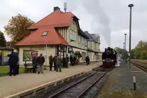 Bahnhof Elend am Vormittag des 18.10.2015. Auf Gleis 1 wartet 99 6001 mit einem IG HSB-Sonderzug (Wernigerode-Quedlinburg) auf die Kreuzung mit einem Plantriebwagen, während sich die Fahrgäste des Zuges ein wenig die Beine vertreten und auch das eine oder andere Foto erhaschen. ;-) (Bild 1)