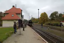 Bahnhof Elend am Vormittag des 18.10.2015. Auf Gleis 1 wartet 99 6001 mit einem IG HSB-Sonderzug (Wernigerode-Quedlinburg) auf die Kreuzung mit einem Plantriebwagen, während sich die Fahrgäste des Zuges ein wenig die Beine vertreten und auch das eine oder andere Foto erhaschen. ;-) (Bild 2)
