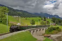Die Schmalspurdampflokomotive G 4/5 107  Albula  fährt in Saas genau in für wenige Sekunden währendem Sonnenlicht mit dem Davoserrundfahrt Sonderzug vorbei-Bild vom 6.8.2016
