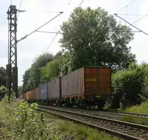 Ein Nachschuss auf ein Containerzug aus Milano(I) nach Zeebrugge-Ramskapelle(B). Aufgenommen an der Montzenroute am Gemmenicher-Weg. 
Bei Sommerwetter am Nachmittag vom 6.8.2016.