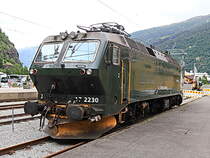 Neben den Personenwagen steht am 01. Juli 2016.abgestellt im Bahnhof Flåm die Elektro-Lok EI17 (17 2230)