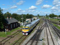 DR1A-2103 aus Riga kommend bei der Ankunft in Daugavpils. Diese Züge verfügen über relativ komfortable Stoffsitze (m.E. Bus-Sitze, die man auch in manchen BR650 findet), ein nicht geschlossenes Toilettensystem und über kostenloses, gut funktionierendes WIFI. Für die 190 km lange Strecke benötigt der Zug 3,5 Stunden. 12.8.2016, Daugavpils