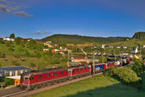 Eine Vierfachtraktion der Lokomotiven Re 620 085-1 / Re 4/4 II 11338 / Re 620 062-0 und der Re 4/4 II 11325 umnumeriert auf 420 325-3 fährt in den Abendstunden des 12.8.2016 mit einem KLV Zug in Zeihen vorüber.