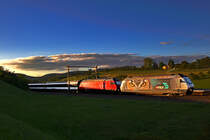 Kaum werden die Schatten lang fliegt die Waldohreulenlok Werbelokokomotive der VSLF Re 460 105 aus,unterstützt von einer unerkannt gebliebenen Re 460 fährt sie im letzten Licht in Zeihen mit einem Ic von Basel SBB nach Zürich HB vorüber.Bild vom 12.8.2016