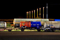 Des nachts steht beladen mit Methanol in Muttenz der Kesselwagen des Einstellers Wascosa AG CH mit der Mummerierung 23 RIV 85 CH-WASCO 7366 008-7 Typ Zcs mit der Werbung für den FC Basel 1893.Bild vom 11.8.2016