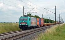 185 612 rollte mit einem Containerzug am 22.06.16 durch Braschwitz Richtung Halle(S). 