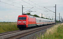 101 141, die ehemalige Bienenwaben-Werbelok gegen Hass und Gewalt, beförderte am 22.06.16 ihrer IC 2445 nach Dresden im gewaltig-frischen Lack durch Braschwitz.