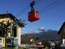 Kabine 28 der Seilbahn zum Zwölferhorn an der Talstattion in St. Gilgen, im Hintergrund der Schafberg (auf der anderen Seite des Wolfgangsee); 11.10.2012
