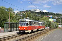Am 11. August 2016 ist ein T3 - Tandem geführt von Wagen 7843 als Linie 5 bei Botanická záhrada unterwegs.