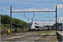 Ein TGV Lyria auf dem Weg nach Paris fährt im Bahnhof von La Plaine durch und erreicht in Kürze Frankreich. 
Auf Gleis 1 wartet der RABe 522 022 auf die Abfahrt nach Genève.
20. Juni 2016