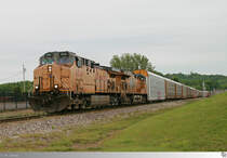 Union Pacific Lok # 6541 (GE AC44CW) und Lok # 7916 (GE AC45CCTE) befördern einen leeren Autozug durch die Ortschaft Hannibal, Missouri / USA am 16. Mai 2016.