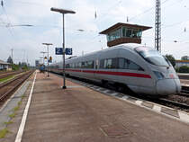 Viele Jahre liegen zwischen dem ICE und dem 1958 in Betrieb genommenen Drucktastenstellwerk von Straubing. 06.08.2016