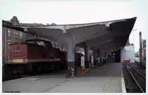 So gerade passt 188872 unter das alte Bahnsteigdach im schmalspurigen Bahnhofsbereich von Nordhausen. Am 29.11.1996 herrschte hier noch altes Reichsbahn Flair.