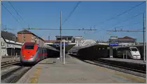 Währende der FS Trenitalia ETR 500  Frecciarossa  aus Roma  angekommen ist, wartet der   ETR  404/414  Frecciabianca in Torino Porta Nuova auf seine Abfahrt nach Venzia S.L. 
1. März 2016