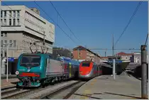Die FS E 464.649 und ein FS ETR 500  Frecciarossa  in Torino Porta Nuova am 1. März 2016.
