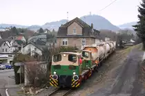 In Oberzissen wurden die mit Phonolith beladenen Containertragwagen wieder mit den Personenwagen zusammengekuppelt,
ehe es als GmP wieder zurück nach Brohl ins Rheintal ging.
Dafür waren aber Rangierarbeiten nötig, die hier auf dem Foto zu sehen sind.
Aufnahmedatum: 29.01.2012
