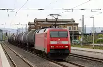 152 156 durchfährt den Bahnhof Düren mit einem langen Kesselwagenzug.
Aufgenommen am 28.04.2006.
