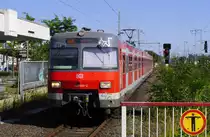 Die BR 420 ist bei der S-Bahn Köln derzeit anscheinend noch unverzichtbar. Im Bild vom 18.8.16 fährt der 420 458 solo als S 12 Hennef - Horrem in troisdorf ein.