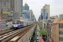 Zwei BTS Skytrain Züge auf dem Hochtrasse . Foto von der Nana Station Richtung Asok. 08.08.2016, Bangkok.