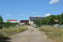 Von den Bahnübergängen der Kanonenbahn ist bis auf die Gleise nichts mehr übrig.
1992 wurde die Strecke ab Nedlitz bis Güterglück 2 Gleisig ausgebaut und 1 Jahr später elektrifiziert. Nur knapp 10 Jahre später wurde die Strecke stillgelegt und wird teilweise zurück gebaut. 

Nedlitz 20.07.2016