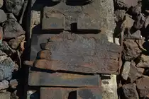 Ein Relikt aus vergangenen Zeiten. Vor etlichen Jahren wurden noch sogenannte Pappelhölzer als Zwischenlage eingesetzt. Heute werden Gummi Einlagen verwendet. Die Pappelhölzer lassen sich noch auf sehr alten Gleisen finden und werden heute nicht mehr eingebaut.

Nedlitz 20.07.2016

