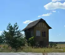 Von der alten Blockstelle NW in Nedlitz ist nicht mehr viel übrig. Seit 2004 nagt der Zahn der Zeit an dem Bauwerk. 1992 wurde die Strecke ab Nedlitz bis Güterglück 2 Gleisig ausgebaut und 1 Jahr später elektrifiziert. Nur knapp 10 Jahre später wurde die Strecke stillgelegt und wird teilweise zurück gebaut. 

Nedlitz 20.07.2016

