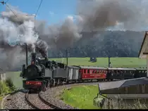 La Traction Dampf-Doppeltraktion am 21. August 2016: Die G 2x2/2 E 164 und die G 2/3+3/3 E 206 ziehen ihren Zug durch die Kehren in Tramelan bergauf.