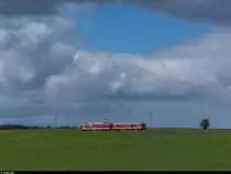 Ein Regio von Tavannes nach Le Noirmont fährt am 21. August 2016 zwischen Les Reussilles und Le Pied-d'Or unter einem blauen Fleck durch.