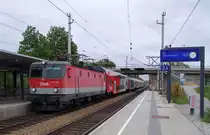 Runde 140 Kilometer Laufweg hat R 2241. Hollabrunn - Payerbach-Reichenau lautet die Relation. Der Regionalzug mit 1144 039 als Zuglok hat gerade die Stadtgrenze von Wien verlassen und braust durch Perchtoldsdorf. Der nächste Halt ist in Mödling. Bahnstrecke 105 01 Südbahn am 20.08.2014