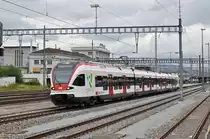 RABe 521 030, auf dem RE nach Luzern, verlässt den Bahnhof Zofingen. Die Aufnahme stammt vom 09.08.2016.