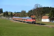 Der Dreikönigstag 2014 war ungewöhnlich warm und von Schnee war weit und breit nichts zu sehen. Durch ein fast vorfrühlingshaftes Allgäu brachte 218 458 den RE 57500 nach Füssen, hier aufgenommen am bekannten Kapellen-Motiv bei Weizern-Hopferau.