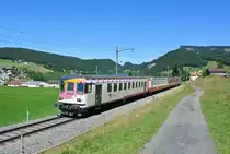 Im Vall�e de Joux werden zwei Uml�ufe durch Dominos der Travys abgedeckt. Ein dritter Zug dreht am Morgen und am Nachmittag/Abend noch zus�tzlich einige Runden. Eingesetzt f�r den 3. Umlauf wird entweder der ehem. TRN Pendel oder der ehem. MThB. Pendel (wobei der MThB nur noch Reserve ist). Aktuell verkehren die beiden Pendel gemischt, und da beide Triebwagen ausser Betrieb sind sogar mit einer BoBo - so kommt eine �usserst seltene und spezielle Komposition zum Einsatz:
Bt 50 85 80-35 904-2 ex. MThB, B EWI 50 85 20-35 475-6 ex. TRN (sonst im TRN Pendel), B Lego 50 85 20-35 504-3 ex. TRN und Re 4/4 II 420 503-6 ex. BLS exex. SBB. R 31026 (6026) bei Les Charbonni�res, 22.08.2016.