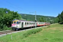 Im Vall�e de Joux werden zwei Uml�ufe durch Dominos der Travys abgedeckt. Ein dritter Zug dreht am Morgen und am Nachmittag/Abend noch zus�tzlich einige Runden. Eingesetzt f�r den 3. Umlauf wird entweder der ehem. TRN Pendel oder der ehem. MThB. Pendel (wobei der MThB nur noch Reserve ist). Aktuell verkehren die beiden Pendel gemischt, und da beide Triebwagen ausser Betrieb sind sogar mit einer BoBo - so kommt eine �usserst seltene und spezielle Komposition zum Einsatz: Bt 50 85 80-35 904-2 ex. MThB, B EWI 50 85 20-35 475-6 ex. TRN (sonst im TRN Pendel), B Lego 50 85 20-35 504-3 ex. TRN und Re 4/4 II 420 503-6 ex. BLS exex. SBB. R 6027 bei Les Charbonni�res, 22.08.2016.

