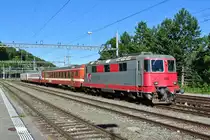 Im Vall�e de Joux werden zwei Uml�ufe durch Dominos der Travys abgedeckt. Ein dritter Zug dreht am Morgen und am Nachmittag/Abend noch zus�tzlich einige Runden. Eingesetzt f�r den 3. Umlauf wird entweder der ehem. TRN Pendel oder der ehem. MThB. Pendel (wobei der MThB nur noch Reserve ist). Aktuell verkehren die beiden Pendel gemischt, und da beide Triebwagen ausser Betrieb sind sogar mit einer BoBo - so kommt eine �usserst seltene und spezielle Komposition zum Einsatz: Re 4/4 II 420 503-6 ex. BLS exex. SBB, B Lego 50 85 20-35 504-3 ex. TRN, B EWI 50 85 20-35 475-6 ex. TRN (sonst im TRN Pendel) und Bt 50 85 80-35 904-2 ex. MThB. R 31033 (6033) in Vallorbe, 22.08.2016.

