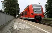 Die Rhein Niers Bahn (RB33) kommt die Kohlscheider-Rampe hoch aus Duisburg-Hbf,Heinsberg-Rheinand nach Aachen-Hbf und hält in Kohlscheid und fährt in Richtung Richterich,Laurensberg,Aachen-West,Aachen-Schanz,Aachen-Hbf. Aufgenommen von Bahnsteig 2 in Kohlscheid. 
Bei Sonnenschein am Nachmittag vom 19.8.2016.