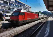 Re 460 014-4  Val-du-Trient  fährt am Zugschluss des IC 728 (Gallen - Zürich HB - Bern - Lausanne - Genève-Aéroport), aus dem Bahnhof St. Gallen aus.
Aufgenommen am 18.7.2016.