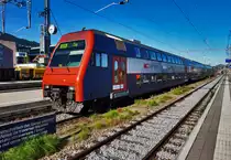 Re 450 111-0 steht mit der S5 18534 (Pfäffikon SZ - Rapperswil - Zürich HB - Zug), abfahrtbereit im Bahnhof Pfäffikon SZ.
Aufgenommen am 19.7.2016
