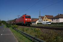 Am 26.08.2016 fährt 152 112 der DB Cargo mit einem Güterzug durch Thüngersheim in Richtung Würzburg. Zugnummer und -laufweg sind unbekannt.