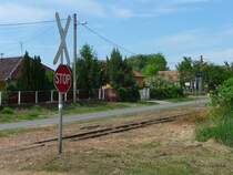 Bahnübergang und Haltepunkt Fakapu der 2009 stillgelegten Schmalspurstrecke von Nyiregyhaza nach Dombrad und Balsa, 29. ‎Mai ‎2016