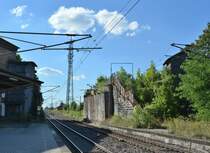 Einst war Güterglück ein Kreuzungsbahnhof Heute jedoch ist der Glanz verflogen. Die Brücke zum ehemaligen Bahnsteig der ehemaligen Kanonenbahn ist abgerissen. Heute hält hier nur noch die RB42. 

Güterglück 20.07.2016