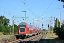 Im Bahnhof Güterglück stehen noch alte Laternen aus Reichsbahn Zeiten und der Bahnsteig ist auf der Hälte auch schon bewachsen. Die Pfähle der Bahnhofsuhren und Schilder sind noch in schönen alten blau gestrichen statt den heutigen grau. Güterglück hat seine Glanzzeiten hinter sich. Einst ein Eisenbahnknoten heute nur noch Halt für die RB42. Hier kommt gerade die RB42 mit 182 023-2 als Schublok in Güterglück eingefahren, während sich aus der Gegenrichtung schon der RE13 nach Leipzig ankündigt. 

Güterglück 20.07.2016