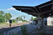 Blick auf die Bahnsteige in Güterglück. Hier ist noch vieles aus Reichsbahn und Bundesbahnzeiten erhalten. Jedoch hat Güterglück schon lange den Glanz verloren.
Mit der Stillgelegung der Kanonenbahn 2004 hat Güterglück auf seinen Namen als Kreuzungsbahnhof verloren. DIe alte Brücke zum Bahnsteig wurde gereits abgerissen.

Güterglück 20.07.2016
