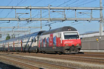 Re 460 048-2, mit der Rail AWay Werbung, durchfährt den Bahnhof Rothrist. Die Aufnahme stammt vom 25.08.2016.