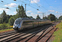 Am 23.08.2016 fährt 1442 208 mit der S5X (Zwickau (Sachs) Hbf - Leipzig/Halle Flughafen) gleich in den Bahnhof von Gößnitz ein.